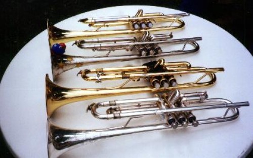 bemmel99_trompetten_op_tafel