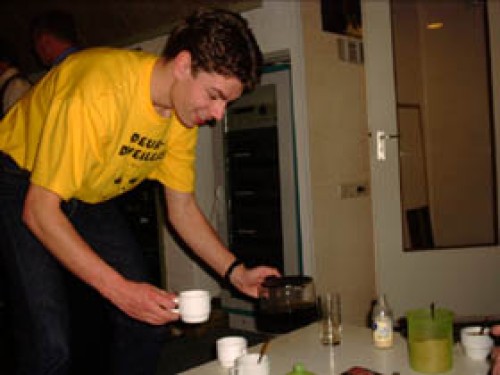 tinus_koffie_inschenken