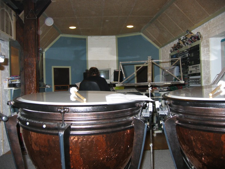 Een dweilorkest met pauken en cello in een opnamestudio?