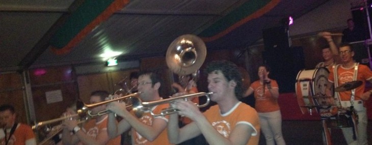 Witte broek en oranje trui